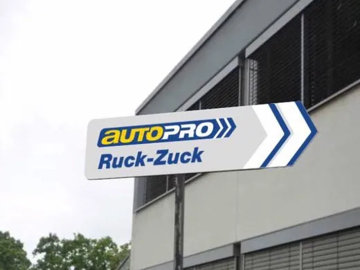 Wegweiser zur Werkstatt am Gebäude