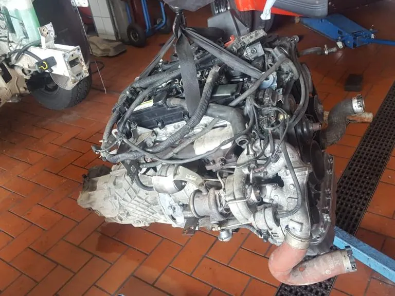 Ausgebauter Motor bei der Instandsetzung