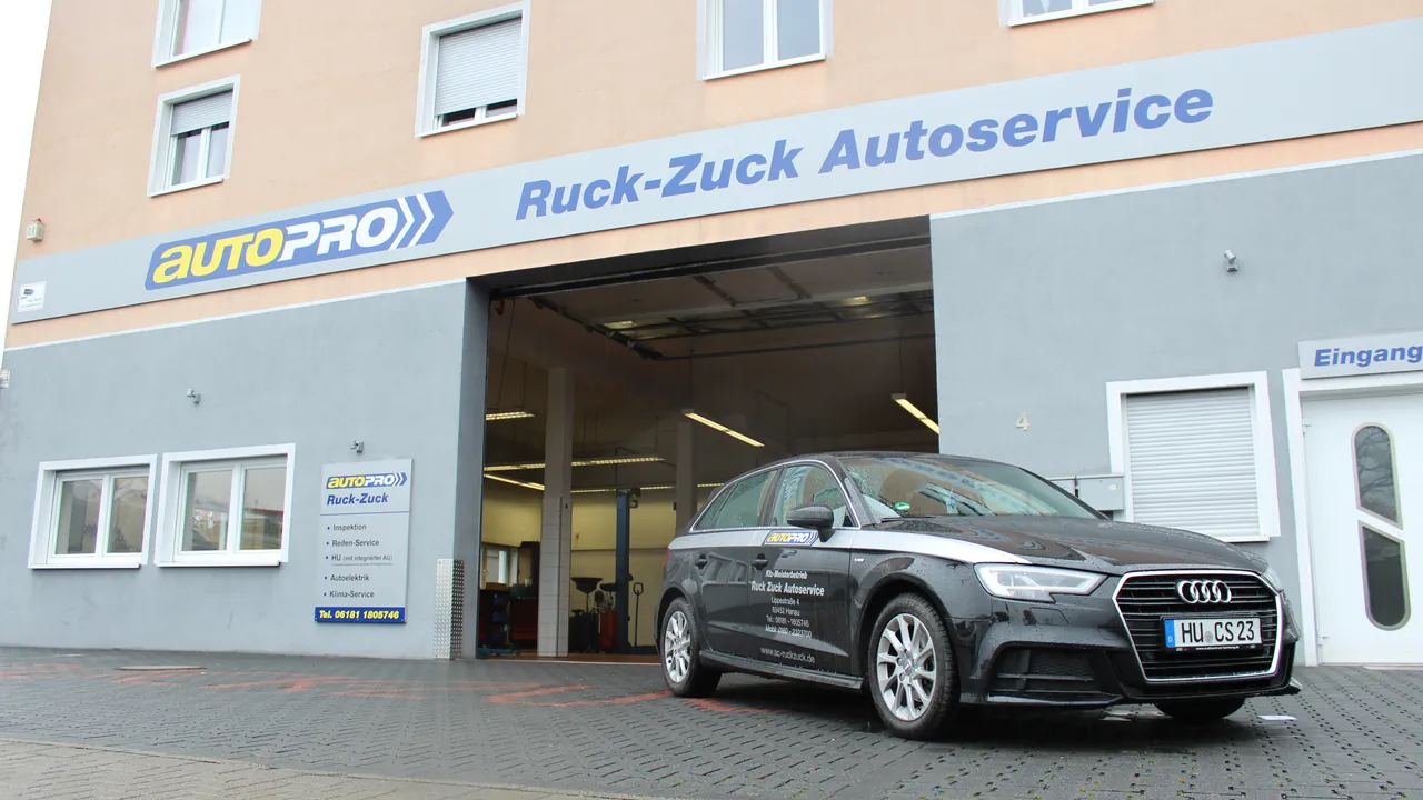Werkstatteinfahrt von Ruck Zuck Autoservice GmbH in der Lippestraße in Hanau