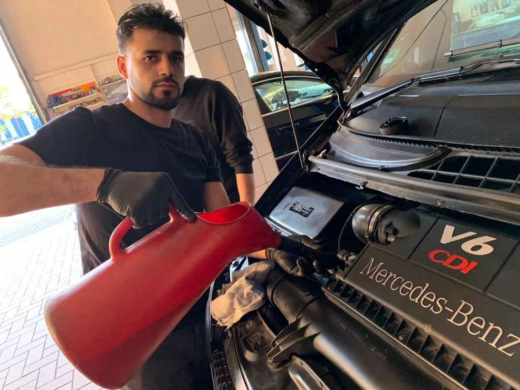Öl wird am Motor eingefüllt