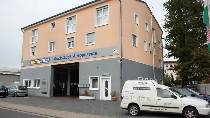 Werkstatteinfahrt mit Fahrzeug vor der Halle